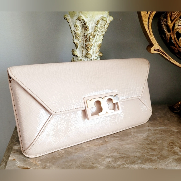 Tory Burch Gigi Caviar Patent Leather Light Oak Clutch Bag 10.2\